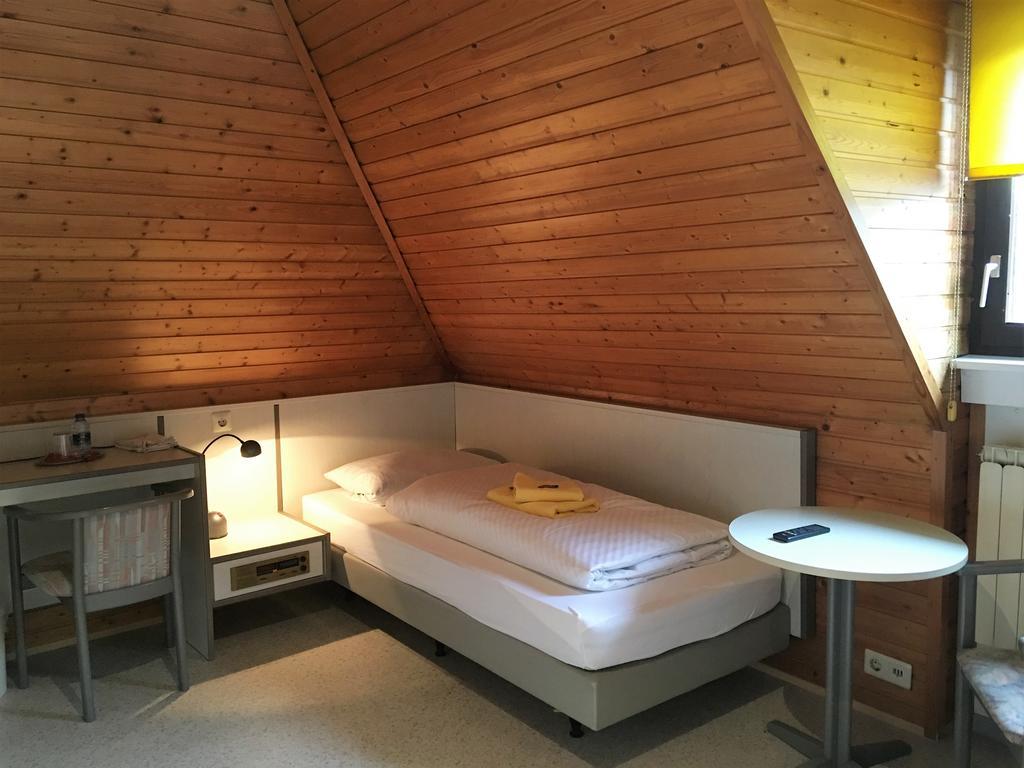 Gaestehaus An Der Rheinbruecke Altlussheim Εξωτερικό φωτογραφία